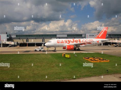 Gatwick arrivals hi-res stock photography and images - Alamy