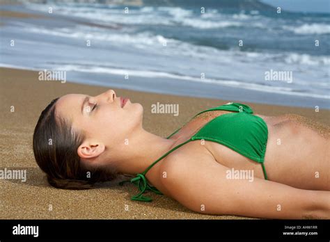 Mujer Joven En Bikini En La Playa Tumbado En La Arena De Los Ojos