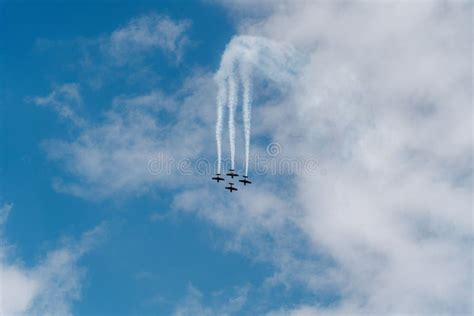 Pilotaje De Maniobras Espaciales De Aviones En El Cielo Foto De Archivo