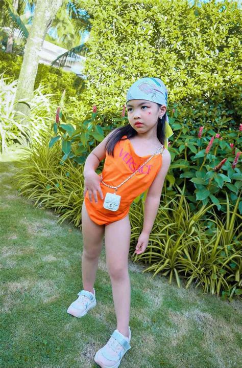 Khi con sao đòi lớn ái nữ Minh Nhựa lấy bikini mẹ mặc chưa bằng quý tử Lệ Quyên