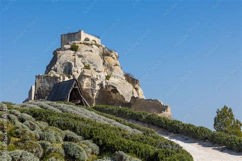 Tour Sarrasine Sur Son Rocher En Contrebas Du Ch Teau Fort De Baux De