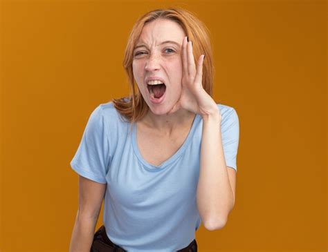 Une Jeune Rousse Agacée Au Gingembre Avec Des Taches De Rousseur Met La Main Sur Le Visage Isolé