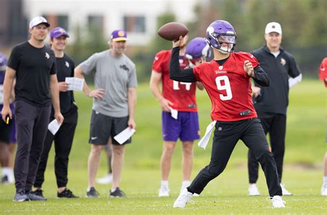 Vikings’ Head Coach Confirms QB Competition in Training Camp