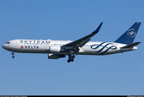 N Dz Delta Air Lines Boeing Er Wl Photo By Sierra Aviation