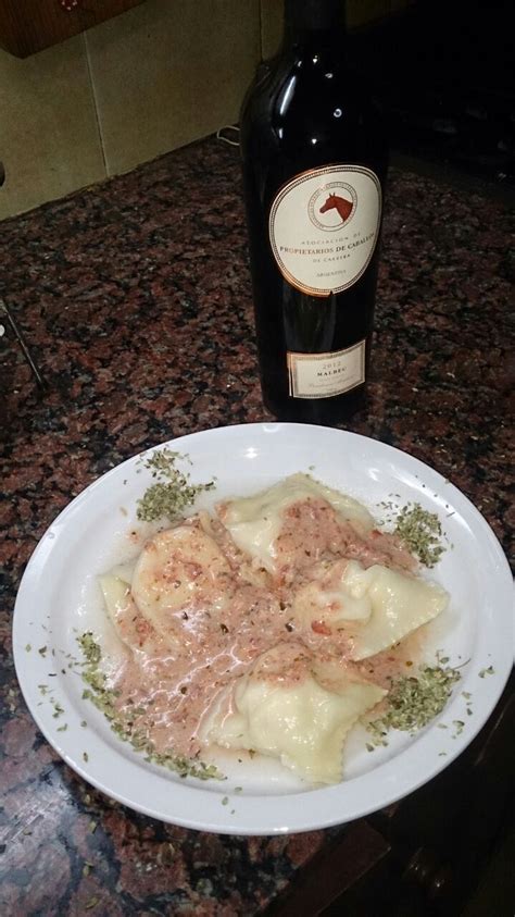 RAVIOLONES JAMON MUZZARELLA RICOTA Y CEBOLLA DE VERDEO Y TALLARINES