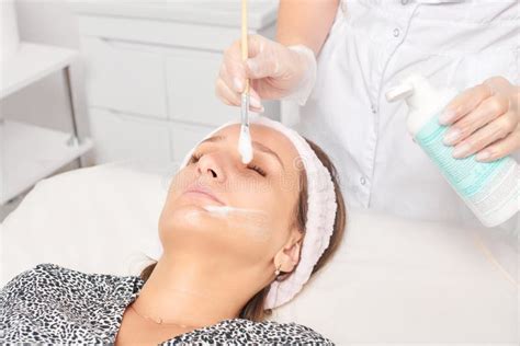 Esteticista Aplicando M Scara De Crema Cosm Tica En La Cara De La Mujer