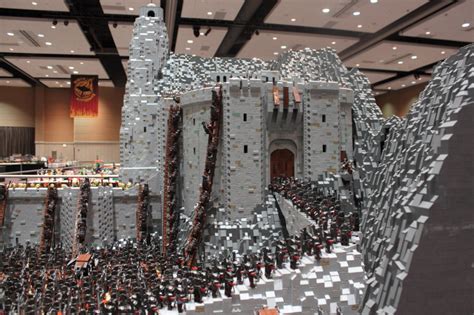 Epic 150,000 LEGO Brick LORD OF THE RINGS Helm's Deep Battle Scene ...