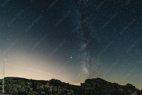 Foto De Paisaje Nocurno Via Lactea Estrellas Y Constelaciones En El