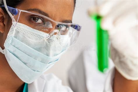 Scienziato Femminile Asiatico Medical Research Lab Con La Provetta