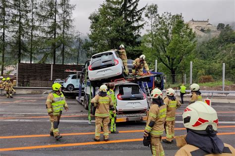 Mehrstündige Bergeaktion nach schwerem Lkw Unfall im Baustellenbreich