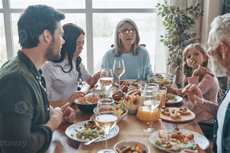 Hermosa Familia Multigeneracional Comunic Ndose Y Sonriendo Mientras