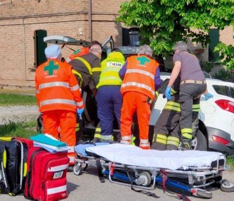 Incidente Reggio Emilia Oggi Finisce Nel Fosso Con L Auto E Resta