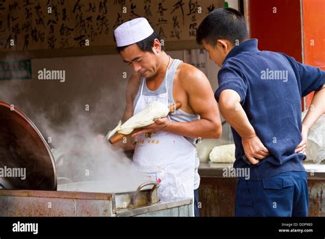 Street Food Vendor Kiosk In Chengdu Hi Res Stock Photography And Images