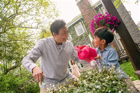 爷爷和孙子在院子里浇花高清图片下载 正版图片507650457 摄图网