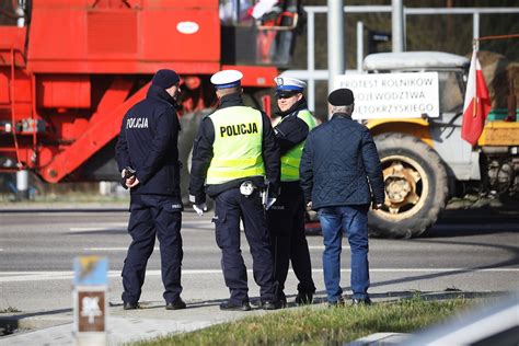 Blokady Tras Wjazdowych Do Kielc Zacz Si Protest Rolnik W