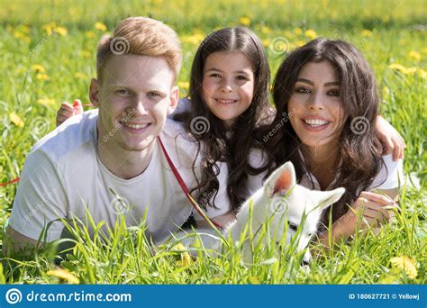 Familia Con Perro En El Parque Imagen De Archivo Imagen De Exterior