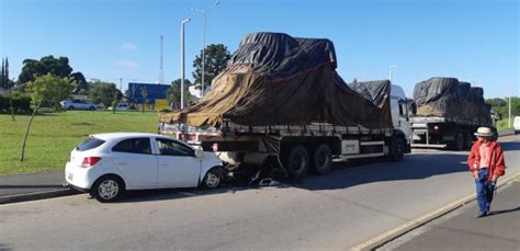 Carro Bate Na Traseira De Caminh O Parado Na Linha Verde