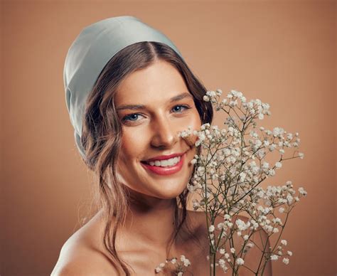 La Cara De La Mujer O El Cuidado De La Piel Brillan Con Flores En El