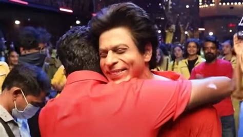 Shah Rukh Khan aces lip-sync in Tamil as Atlee hugs him in Zinda Banda BTS | Bollywood ...