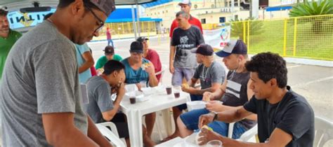 Sindicato protesta em frente à empresa acusada de servir comida