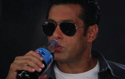 Pin By Ubbsi On Salman Khan Mens Sunglasses Sunglasses Glasses