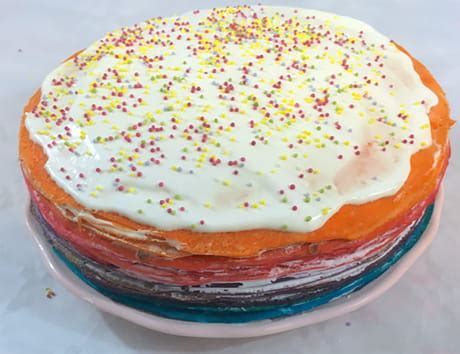 Gâteau de crêpes multicolore