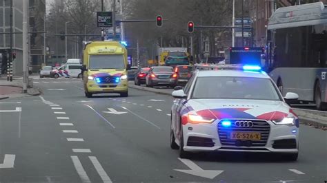 Politie Zet Kruising Af Voor Spoedbegeleiding Van Ambulance Richting