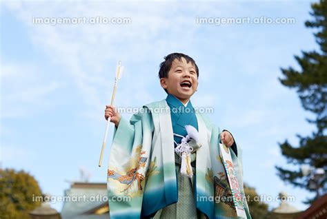 七五三のお参りをする日本人の男の子の写真素材 [194834343] イメージマート