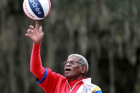 Larry ‘Gator’ Rivers, Globetrotter who dribbled into history, dies at 73 - The Washington Post