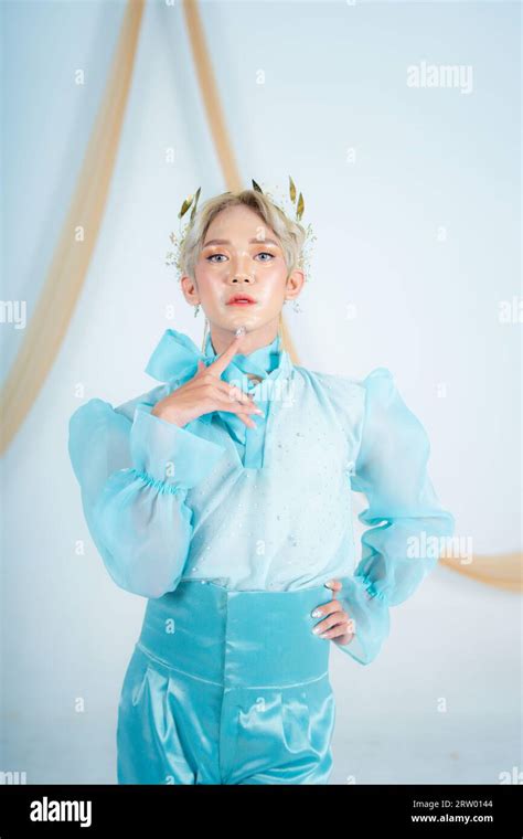 Femme Blonde En Couronne Banque De Photographies Et Dimages Haute R Solution Alamy