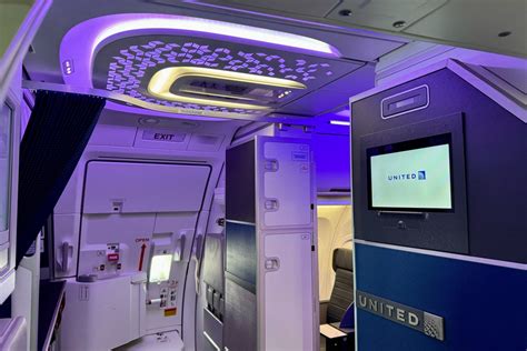 Flying United's new first-class recliners on the snazzy Airbus A321neo ...