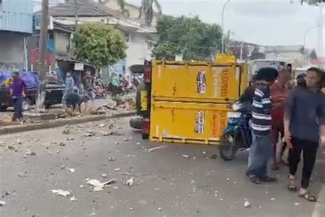 Foto Sopir Diduga Mengantuk Mobil Boks Ekspedisi Tabrak Tiang