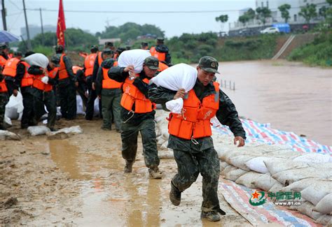 江西德安暴雨漫堤 200武警官兵抢险保铁路 中国军网