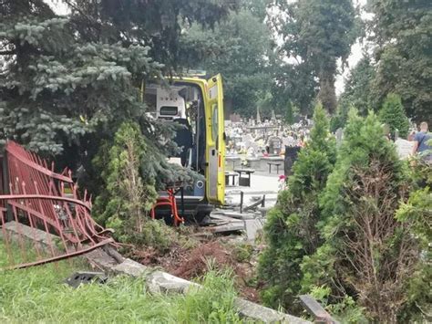 Szokuj Cy Wypadek Karetki Pod P Ockiem Latek Przerwa Ogrodzenie I