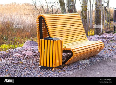 Park Green Seat Trash Garbage Fotos Und Bildmaterial In Hoher