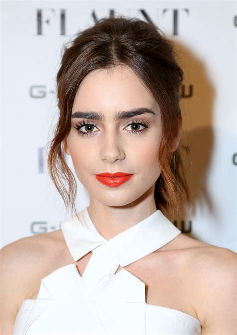 11 Of Lily Collins Best Beauty Looks Bright Orange Lips And A Neutral Face Penteados Lábios