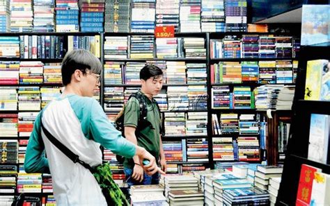 Will Mumbais Iconic Strand Book Stall Stand The Test Of Time