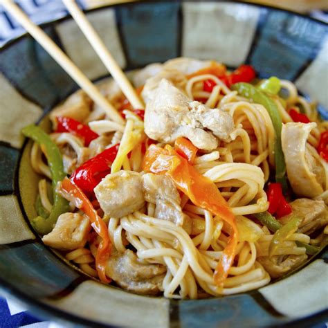 Fitness čínské nudle Lo Mein se zeleninou zdravý recept BAJOLA