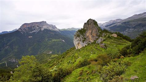 Disfrutar De La Primavera En El Parque Nacional De Ordesa Y Monte Perdido