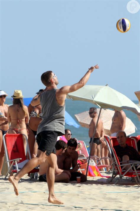 Foto Rodrigo Hilbert Joga V Lei Amigos Na Praia E Exibe M Sculos E