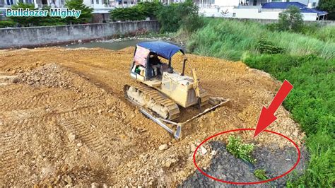 Big Project Bulldozer Liugong Working Long Dump Truck Unloading Youtube