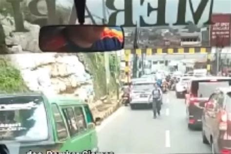 Viral Aksi Heroik Pelajar Bantu Buka Jalur Mobil Damkar Saat Terjebak