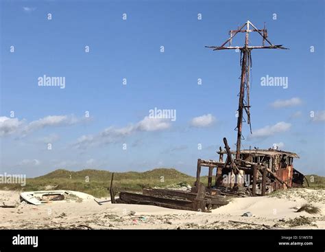 Ship Wreck On Beach Fotos Und Bildmaterial In Hoher Aufl Sung Alamy