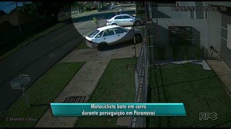 Homens S O Arremessados De Moto Ao Bater Em Carro Quando Fugiam Da