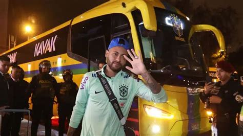 Neymar Deixa Est Dio De Muleta E Prote O No Joelho Ap S Derrota