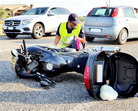 Terribile Schianto Contro Unauto Motociclista In Gravi Condizioni