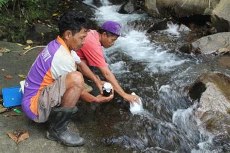 Pengambilan Sampel Air Di Desa Galungan Website Desa Galungan