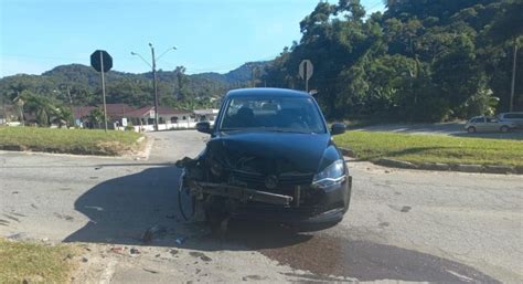 Carro De Brusque Se Envolve Em Acidente Na Sc Em Nova Trento