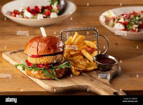 Gros Cheeseburger Avec Frites Hamburger Avec Patty De B Uf Oignon