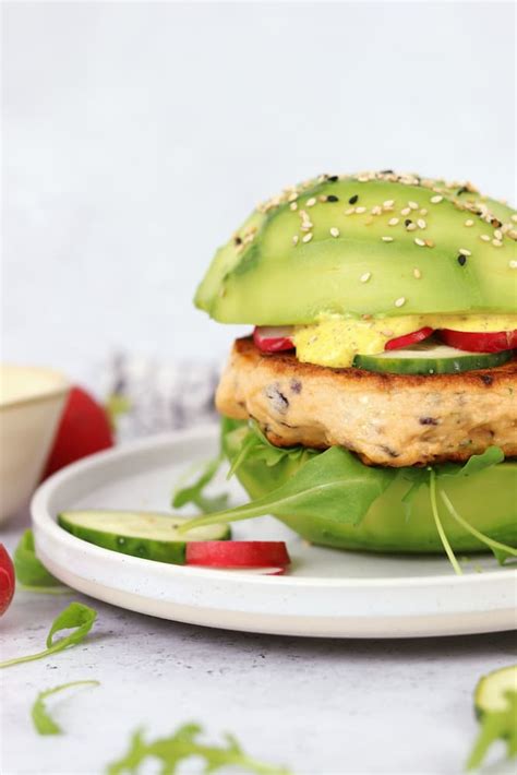 Hamburguesa de salmón con pan de aguacate Realfooding Saludable